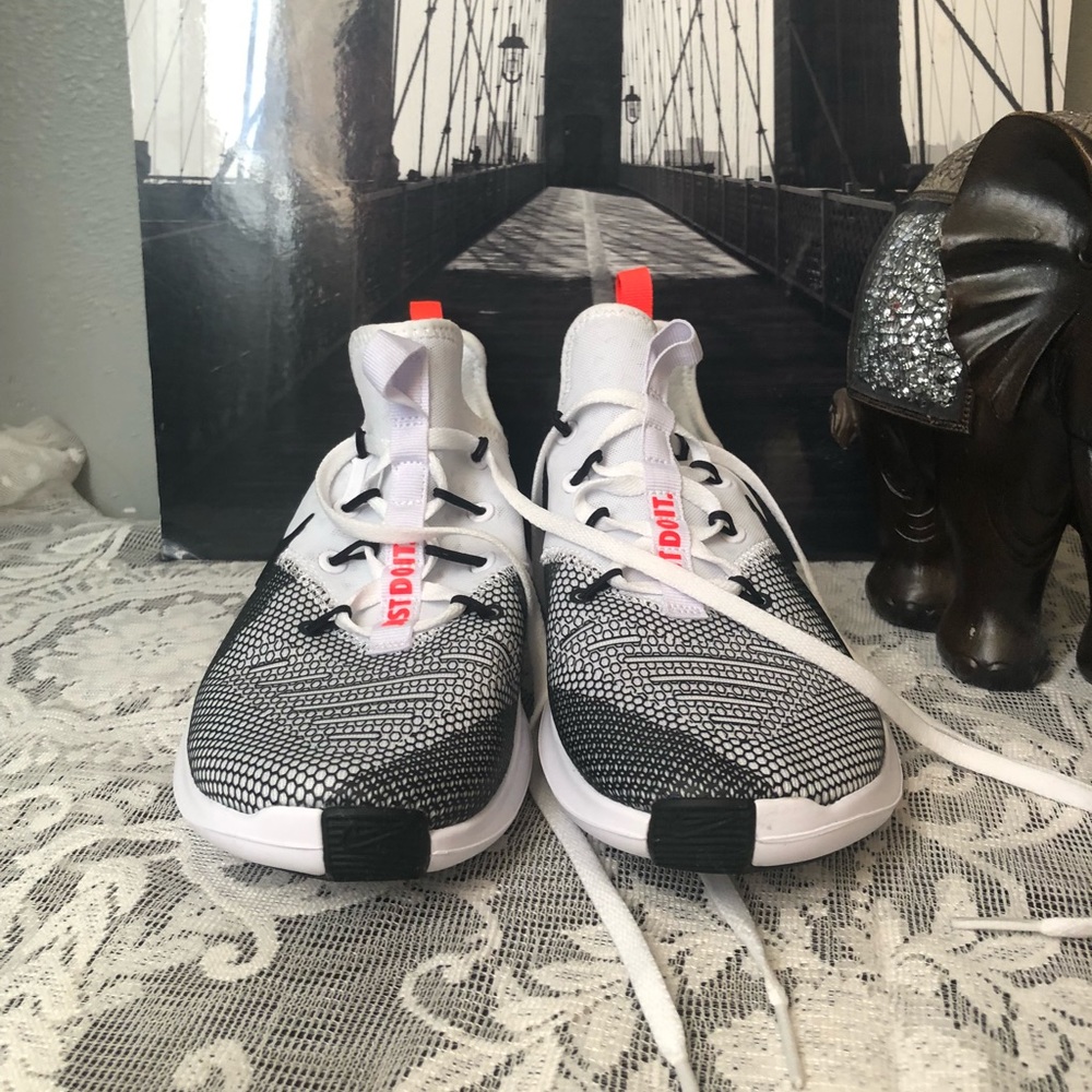 Nike - Picture 2 of 8